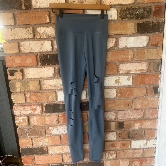 ALO YOGA GRAY RIPPED HIGH WAIST WARRIOR LEGGING - Picture 2 of 6